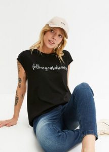 T-shirt z nadrukiem. Czarne t-shirty bonprix, bez wzorów, bez kołnierzyka, bez ramiączek. Za 64,99 zł.