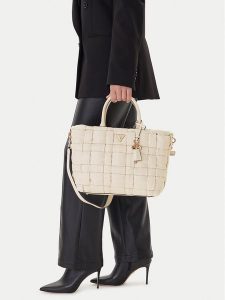 Guess Torebka Marion HWWG80 72060 Écru. Torebki klasyczne Guess, z aplikacjami, ze skóry, bez dodatków. Za 419,99 zł.