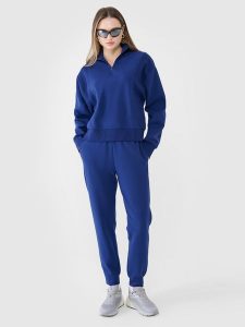 4F Spodnie dresowe joggery damskie - granatowe S. Niebieskie spodnie dresowe 4f, l, bez wzorów, z bawełny. W wyprzedaży za 119,99 zł.