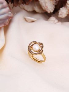 Pierres delicates Pozłacany pierścionek z perłą i cyrkoniami rozmiar: onesize. Białe pierścionki Pierres delicates, z cyrkonią, pozłacane. Za 43,99 zł.