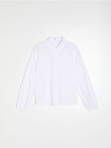 Bawełniana koszula z ażurowym wykończeniem rękawa - biały. Białe koszule Sinsay, l, w ażurowe wzory, z bawełny, bez kołnierzyka, bez ramiączek. Za 49,99 zł.