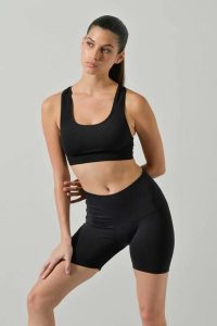 Damskie krótkie legginsy push-up z wysokim stanem Omm Yoga by Risalti Sculpt. Niebieskie legginsy OM, bez wzorów, z elastanu, z podwyższonym stanem, krótkie. Za 199,99 zł.