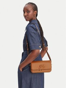 Tommy Hilfiger Torebka Th Script Flap Crossover AW0AW18399 Brązowy. Brązowe torebki klasyczne TOMMY HILFIGER, bez wzorów, ze skóry, bez dodatków. Za 690,99 zł.