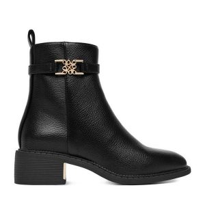 Botki Nine West. Czarne botki Nine West, bez wzorów, bez obcasa, na płaskiej podeszwie, bez zapięcia. Za 279,99 zł.