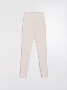 Sportowe legginsy z prążkowanymi panelami modelującymi Gym Hard - kremowy. Białe legginsy Sinsay, bez wzorów, prążkowane. Za 39,99 zł.