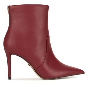 Botki Nine West. Czerwone botki Nine West, bez wzorów, bez obcasa, na szpilce, bez zapięcia. Za 249,99 zł.