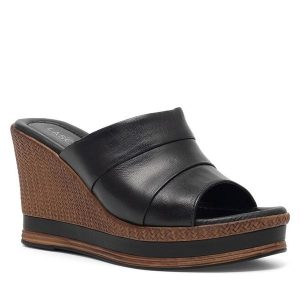 Klapki Lasocki. Czarne klapki Lasocki, bez wzorów, bez obcasa. Za 199,99 zł.