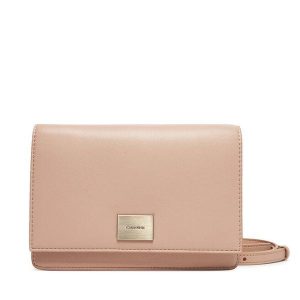 Torebka Calvin Klein. Czerwone listonoszki Calvin Klein, bez wzorów, bez dodatków. Za 219,99 zł.