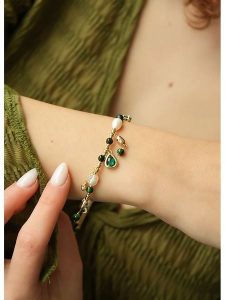 L'Atelier de Gaia Pozłacana bransoletka z perłami i cyrkoniami rozmiar: onesize. Białe bransoletki L'Atelier de Gaia, z cyrkonią, pozłacane. Za 65,99 zł.