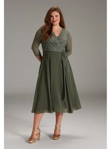 SWING Sukienka w kolorze khaki rozmiar: 46. Brązowe sukienki Swing, bez wzorów, z koronki, bez kołnierzyka, bez ramiączek, midi. Za 249,76 zł.