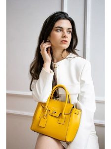 Victor & Hugo Paris Skórzana torebka "Jeny" w kolorze żółtym - 25 x 19 x 7 cm rozmiar: onesize. Żółte torebki klasyczne Victor & Hugo Paris, bez wzorów, z materiału, przez ramię, bez dodatków. Za 347,99 zł.