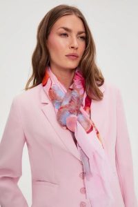 Szal w kwiaty różowy. Czerwone szaliki MOODO, bez wzorów, z poliesteru. Za 49,99 zł.