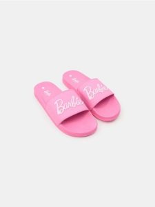 Klapki Barbie - różowy. Czerwone klapki Sinsay, bez wzorów, bez obcasa. W wyprzedaży za 27,99 zł.