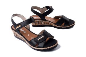 RIEKER REMONTE R6266-00 black, sandały damskie. Czarne sandały Rieker, bez wzorów, bez obcasa, na koturnie, bez zapięcia. Za 305,92 zł.