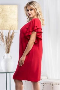 Sukienka kobieca z ozdobnymi rękawami ELIANA malinowa. Różowe sukienki KARKO, na imprezę, na lato, plus size, bez wzorów, z elastanu, eleganckie, bez kołnierzyka, plus size, bez ramiączek, midi, kopertowe. Za 89,50 zł.