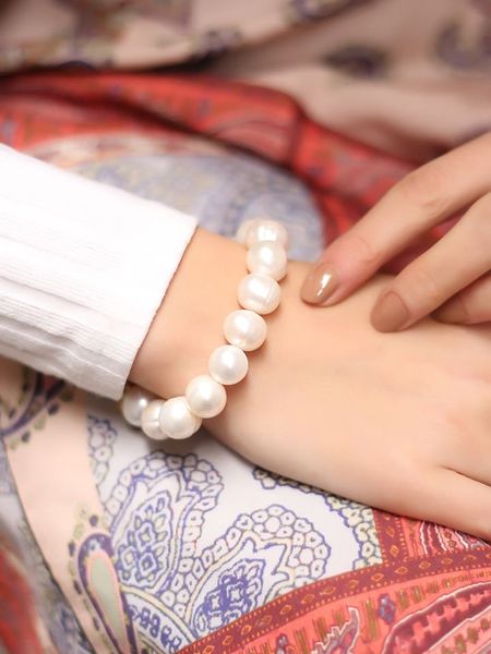 L'Atelier de Gaia Pozłacana bransoletka z perłami rozmiar: onesize. Białe bransoletki L'Atelier de Gaia, z perłą, pozłacane. Za 91,56 zł.