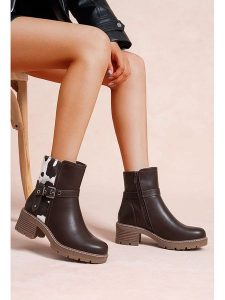 Foreverfolie Botki w kolorze brązowym rozmiar: 36. Brązowe botki Foreverfolie, bez wzorów, bez obcasa, bez zapięcia. Za 130,99 zł.