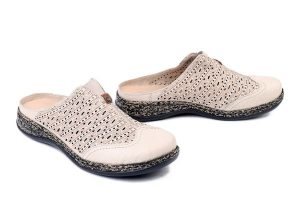 RIEKER 46376-60 beige, klapki damskie. Brązowe klapki Rieker, bez wzorów, z gumy, bez obcasa. Za 329,90 zł.