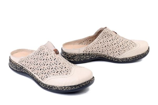 RIEKER 46376-60 beige, klapki damskie. Brązowe klapki Rieker, bez wzorów, z gumy, bez obcasa. Za 329,90 zł.