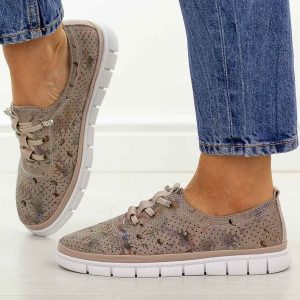 Beżowe multi ażurowe skórzane półbuty damskie Filippo Dp7671/26. Brązowe półbuty Filippo, na jesień, w ażurowe wzory, z jeansu, z okrągłym noskiem, bez obcasa, na płaskiej podeszwie, bez zapięcia. W wyprzedaży za 197,10 zł.