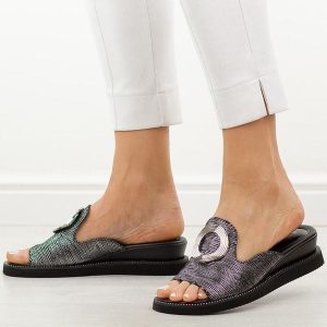 Czarne klapki damskie na koturnie M.Daszyński 2267-7 26. Czarne klapki M.Daszyński, z aplikacjami, ze skóry, z okrągłym noskiem, bez obcasa, na koturnie. Za 169,00 zł.