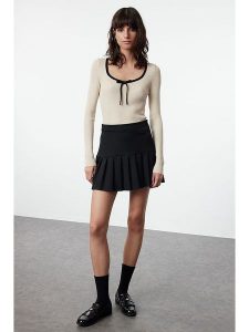 Trendyol Koszulka w kolorze kremowo-czarnym rozmiar: M. Brązowe bluzki Trendyol, m, bez wzorów, bez kołnierzyka, bez ramiączek. Za 73,99 zł.