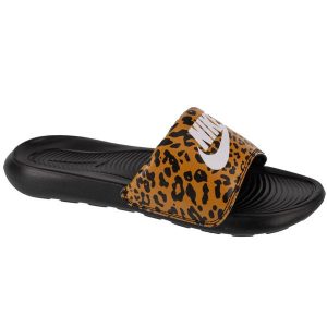 Klapki Nike Model Nike Victori One Slide Kolor Nadruk Zwierzęcy. Czarne klapki Nike, bez wzorów, z materiału, bez obcasa. Za 244,00 zł.