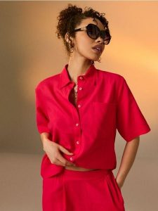 Wiskozowa koszula z krótkim rękawem z domieszką lnu - różowy. Czerwone koszule Sinsay, l, bez wzorów, z wiskozy, bez kołnierzyka, bez ramiączek. Za 39,99 zł.