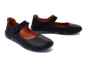MANITU 840116-01 schwarz, półbuty damskie. Czarne półbuty Manitu, na lato, w ażurowe wzory, ze skóry, bez obcasa, bez zapięcia. Za 319,90 zł.