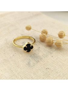 Miu Silver Pozłacany pierścionek z masą perłową rozmiar: 54. Czarne pierścionki Miu Silver, z perłą, pozłacane. Za 99,80 zł.