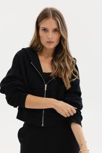BLUZA AGA CZARNA M - Flawless. Czarne bluzy Flawless, m, bez wzorów, z bawełny, bez kaptura. Za 396,00 zł.