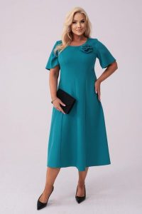 Elegancka sukienka Doris na wesele w odcieniach zieleni PLUS SIZE XXL. Zielone sukienki Moda Size Plus Iwanek, na imprezę, plus size, bez wzorów, z elastanu, eleganckie, bez kołnierzyka, plus size, bez ramiączek, midi, rozkloszowane. Za 349,90 zł.