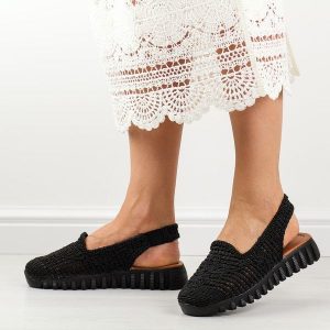Czarne plecione sandały, buty damskie T.Sokolski 806. Czarne sandały Sokolski, bez wzorów, z tkaniny, bez obcasa, bez zapięcia. W wyprzedaży za 161,10 zł.