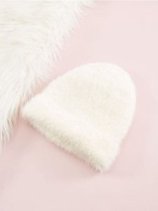 Czapka - kremowy. Białe czapki Sinsay, bez wzorów, z futra. Za 19,99 zł.