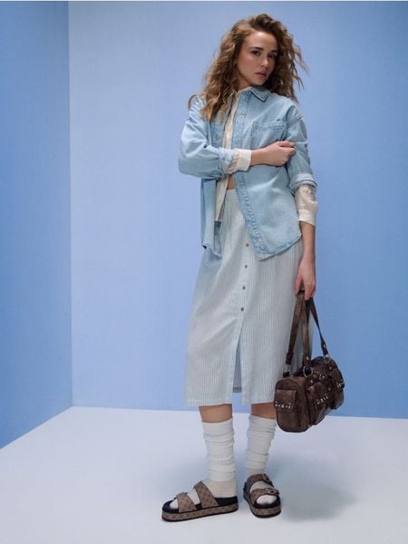 Koszula jeansowa oversize - niebieski. Niebieskie koszule Sinsay, l, bez wzorów, z jeansu, bez kołnierzyka, bez ramiączek. Za 59,99 zł.