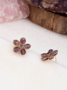 Pierres de Jade Pozłacane kolczyki-wkrętki z ametystami i cyrkoniami rozmiar: onesize. Różowe kolczyki Pierres de Jade, z ametystem, pozłacane. Za 43,99 zł.