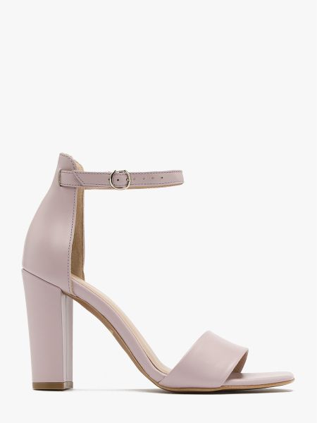 Liliowy sandały na słupku. Fioletowe sandały Ryłko, bez wzorów, ze skóry, bez obcasa, na słupku, bez zapięcia. W wyprzedaży za 179,99 zł.