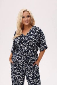 Wakacyjna bluzka Riva - Echo Granatu - ciemnogranatowa baza z białym wzorem w formie zygzaków PLUS SIZE XXL OVERSIZE. Białe bluzki Moda Size Plus Iwanek, l, w abstrakcyjne wzory, z tkaniny, eleganckie, bez kołnierzyka, plus size, bez ramiączek. W wyprzedaży za 141,90 zł.