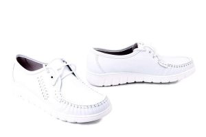 SOLO 068SZ biały gr, półbuty damskie. Białe półbuty Solo, bez wzorów, bez obcasa, bez zapięcia. Za 264,90 zł.