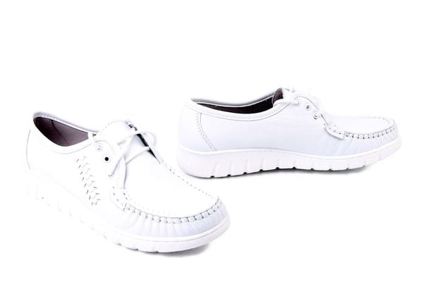 SOLO 068SZ biały gr, półbuty damskie. Białe półbuty Solo, bez wzorów, bez obcasa, bez zapięcia. Za 225,17 zł.