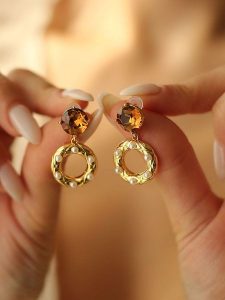 Pierres delicates Pozłacane kolczyki-wkrętki z perłami i cyrkoniami rozmiar: onesize. Białe kolczyki Pierres delicates, z cyrkonią, pozłacane. Za 52,99 zł.