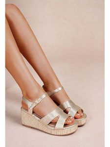 Foreverfolie Sandały w kolorze złotym na koturnie rozmiar: 39. Żółte sandały Foreverfolie, bez wzorów, z otwartym noskiem, bez obcasa, na koturnie, bez zapięcia. Za 117,99 zł.