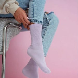 Fioletowe skarpetki damskie 1223. Fioletowe skarpetki Milena, bez wzorów, z bawełny. Za 16,90 zł.