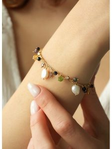 L'Atelier de Gaia Pozłacana bransoletka z perłami i turmalinami rozmiar: onesize. Białe bransoletki L'Atelier de Gaia, z perłą, pozłacane. Za 86,99 zł.