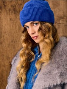 Prążkowana czapka beanie - niebieski. Niebieskie czapki Sinsay, bez wzorów, prążkowane. Za 15,99 zł.