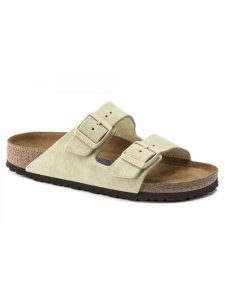 Birkenstock Skórzane klapki "Arizona" w kolorze beżowym rozmiar: 43. Brązowe klapki Birkenstock, bez wzorów, ze skóry, z otwartym noskiem, bez obcasa. Za 421,67 zł.