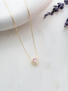 Lodie Silver Pozłacany naszyjnik z zawieszką - dł. 42 cm rozmiar: onesize. Różowe naszyjniki Lodie Silver, z cyrkonią, pozłacane. Za 38,95 zł.