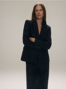 Jednorzędowa marynarka z lnem - czarny. Czarne marynarki i żakiety Reserved, l, bez wzorów, z tkaniny. W wyprzedaży za 179,99 zł.