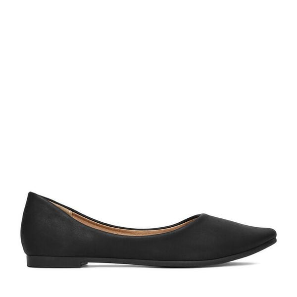 Baleriny JENNY. Czarne balerinki Jenny, bez wzorów, bez obcasa, bez zapięcia. Za 89,99 zł.