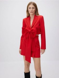 Krótka marynarka z kokardą - czerwony. Czerwone marynarki i żakiety Reserved, l, bez wzorów, z tkaniny. W wyprzedaży za 199,99 zł.